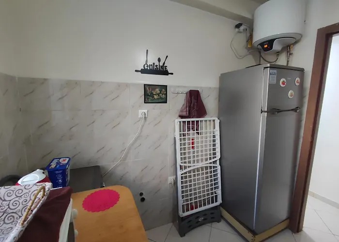 Beautiful Ground-Floor Apartment With Portable Air Conditioning, Parking, And Free Wi-Fi