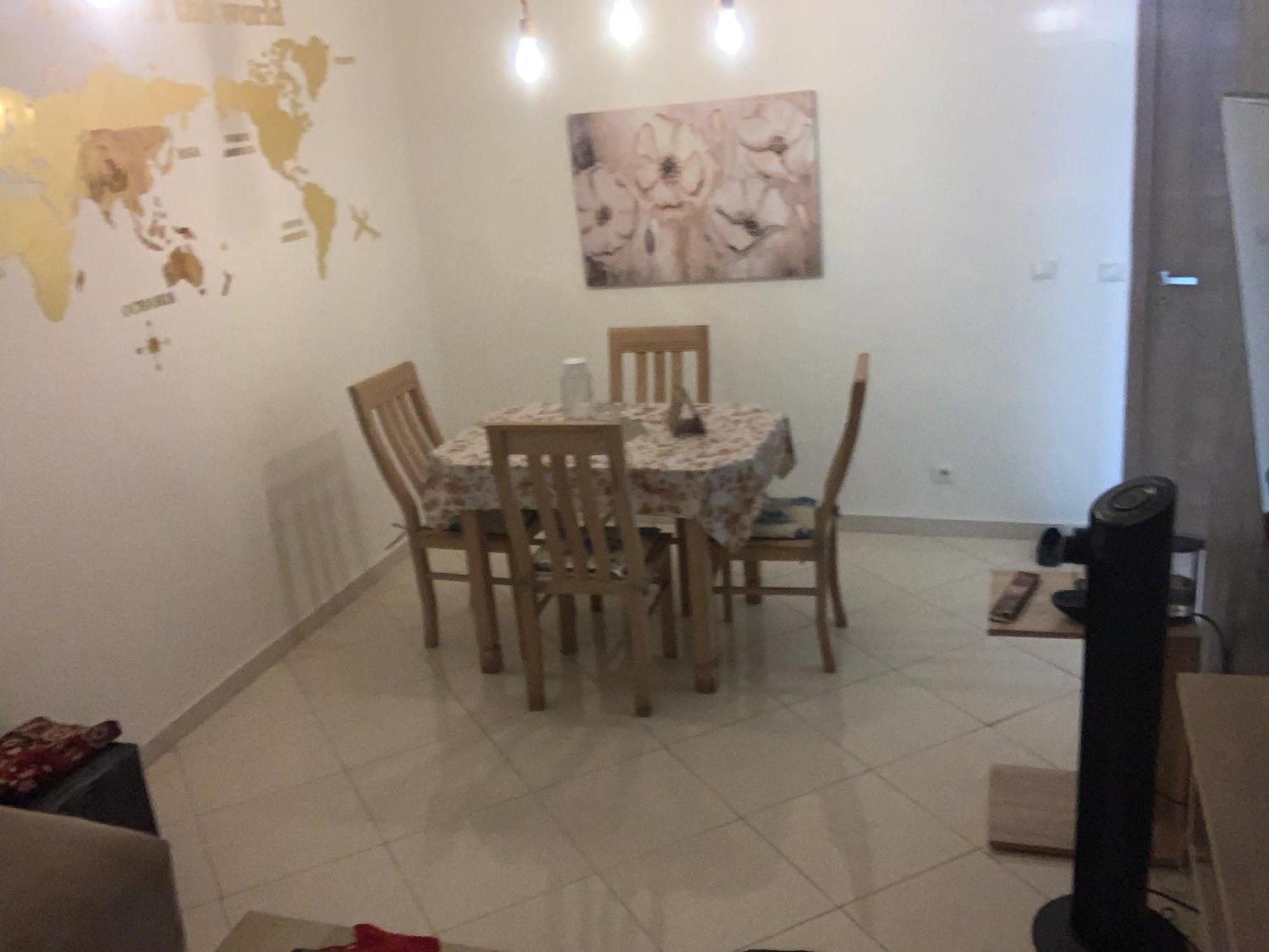 Beautiful Ground-floor With Portable Air Conditioning, Parking, And Free Wi-fi