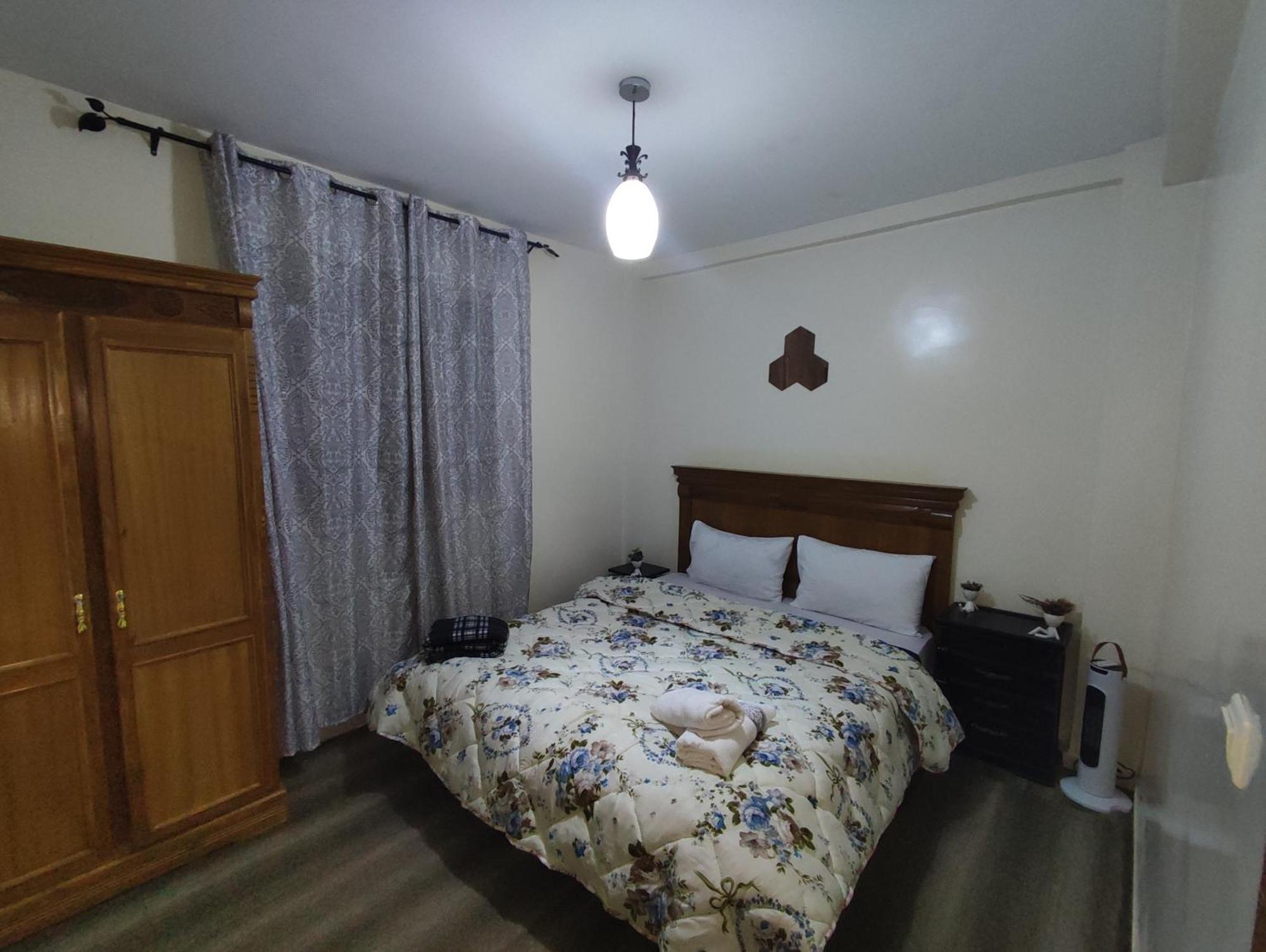 Beautiful Ground-floor With Portable Air Conditioning, Parking, And Free Wi-fi