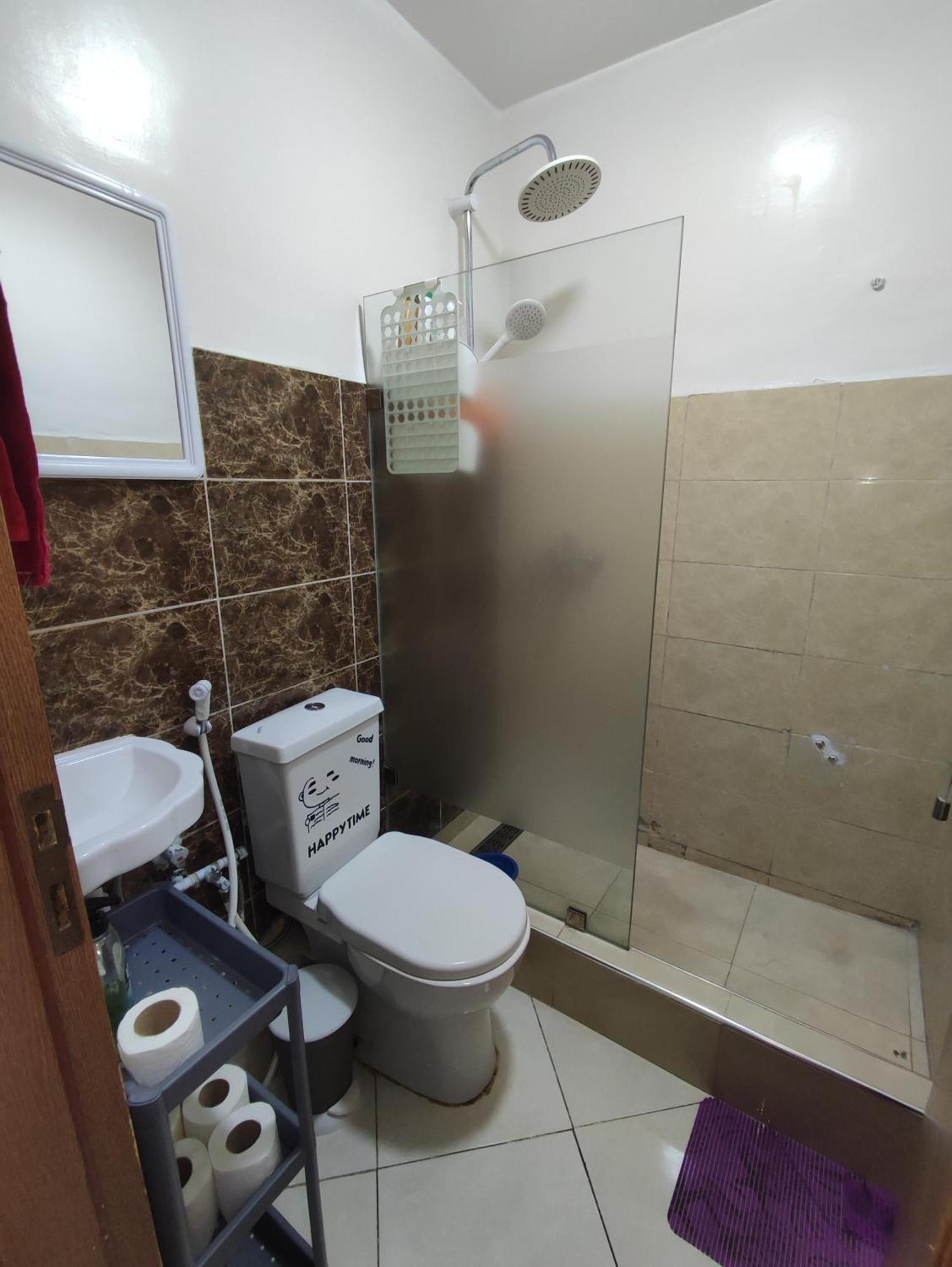 Beautiful Ground-floor With Portable Air Conditioning, Parking, And Free Wi-fi 公寓
