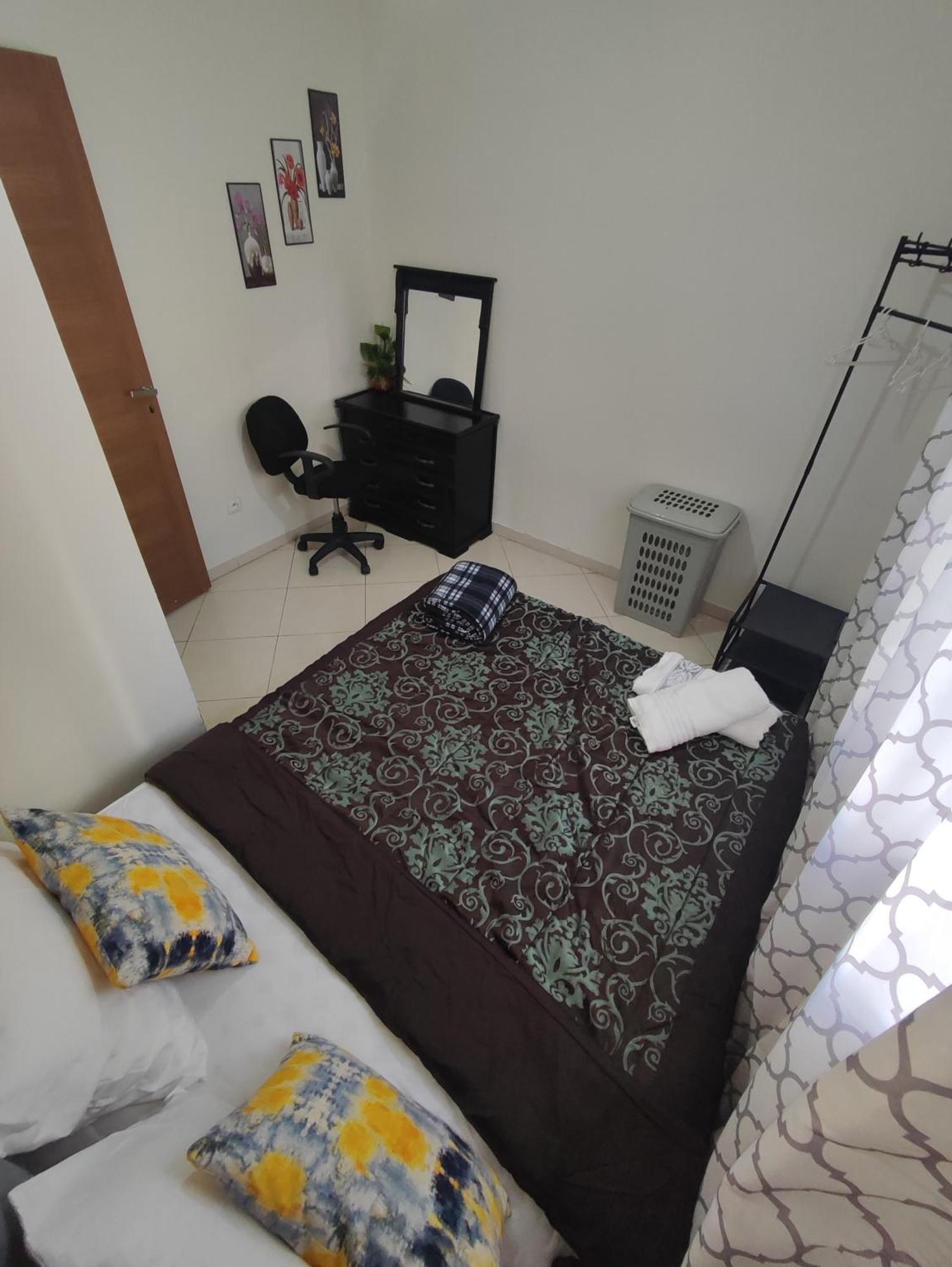 Beautiful Ground-floor With Portable Air Conditioning, Parking, And Free Wi-fi Apartment