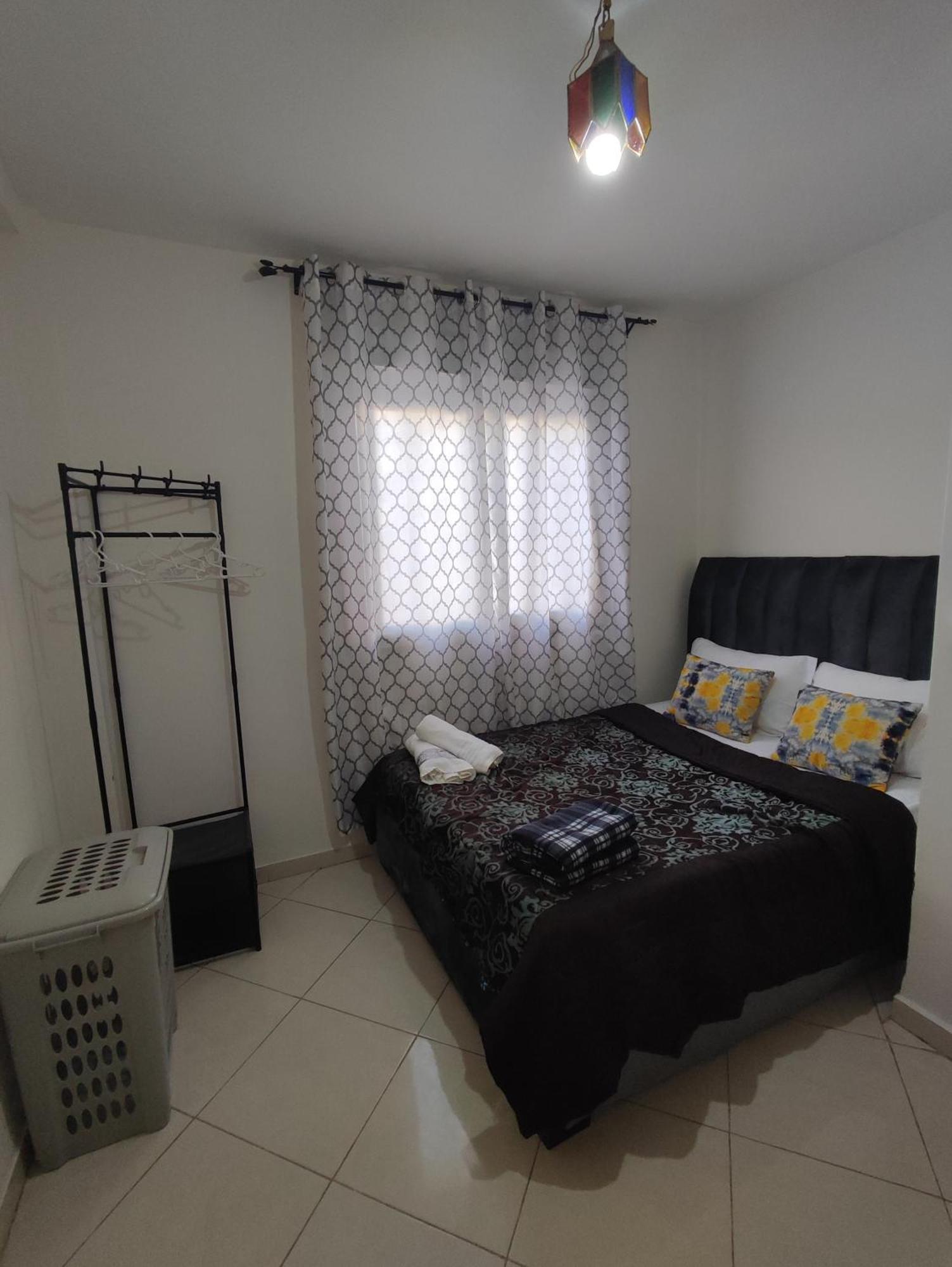 Beautiful Ground-floor With Portable Air Conditioning, Parking, And Free Wi-fi *